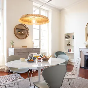 Apartment Intra-muros, Vue Palais Des Papes, Avignon